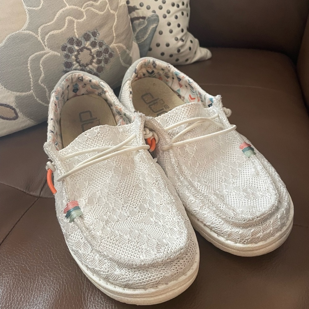 HEY DUDE Cute ivory patterned slip on comfort shoes women’s sz 4/ big kids sz 3